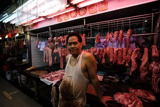Un boucher dans un marché de Hong Kong